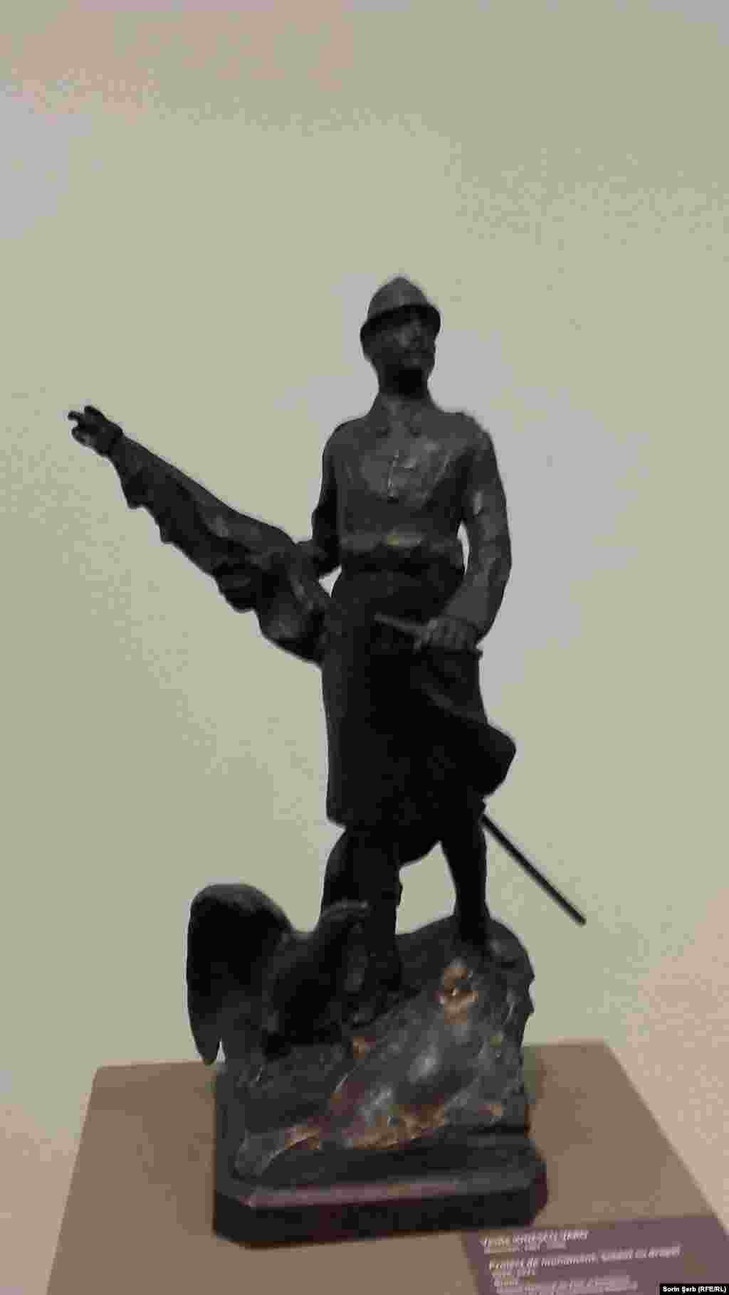 Vasile Ionescu-Varo, Proiect de monument - Soldat cu drapel, 1918-1920, MNAR. Artiștii au organizat, în 1918, un salon unde au putut fi văzute mare parte din creațiile lor de război. De atunci însă acestea nu au mai fost reunite în aceeași sală expozițională. La o sută de ani de la vernisajul acelei expoziții, le putem vedea acum din nou operele laolaltă - picturi, sculpturi, bronzuri, crochiuri - aducând cu ele o parte din durerea și eroismul acelor momente. 