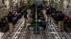 Migranti čekaju na aerodromu u Arizoni da budu deportovani američkim vojnim avionom. 23. januar 2025.
