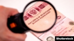 Офіційне пояснення рішення через «технічні причини» може означати дефіцит чіпів, який виник через санкції, запроваджені після початку російського вторгнення в Україну