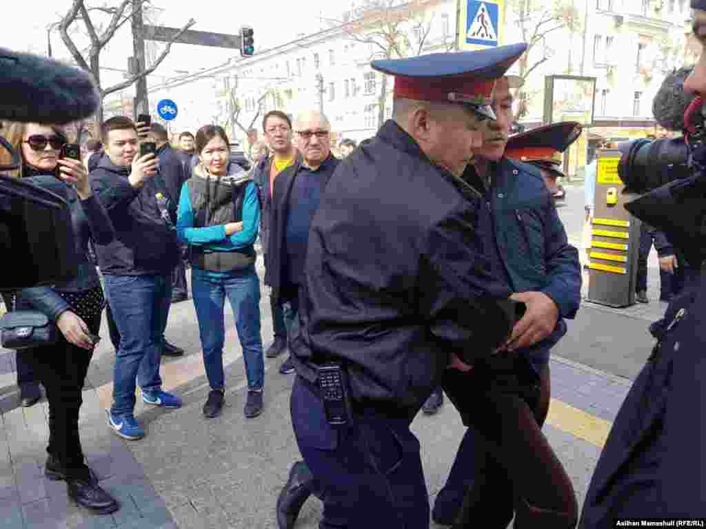 Бийлик майрамга карабай дайыма сак турат. Казакстанда 2019-жылы милиция иш үстүндө.