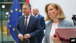 Liderii celor trei partide austriece care intră la guvernare, înaintea conferinței de presă de anunțare a acordului politic, 27 februarie 2025.