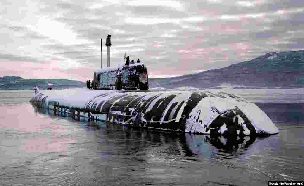 Атомний підводний човен у Курильської гряди в 1998 році. Ще один фактор, що прив'язує Росію до островів: військова стратегія. Глибоководні коридори між островами дозволяють російським підводним човнам виходити в Тихий океан