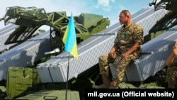 Український воїн-артилерист і зенітно-ракетні комплекси Оса-АКМ, архівне фото