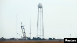 O vedere a sistemului de lansare a sateliților de la Wallops Flight Facility în Virginia