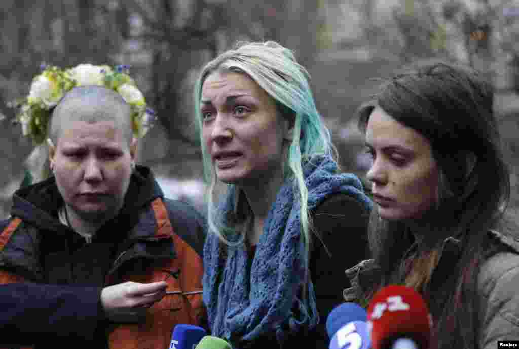 Soldan sağa - Oksana Shachko, Inna Shevchenko and Aleksandra Nemchinova Kiyevdə jurnalistlər qarşısında. 21 dekabr 2011