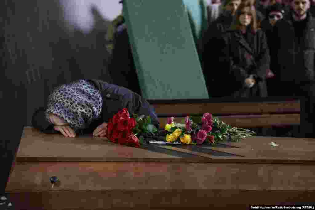 Ҳалок бўлган аскар Даниил Ляшкевичнинг онаси фарзандини сўнгги йўлга кузатмоқда. Киев, 2024 йил 8 ноябрь 