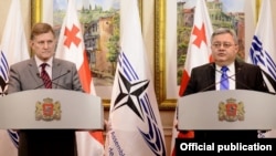 ნატოს საპარლამენტო ასამბლეის პრეზიდენტი ჰიუ ბეილი და საქართველოს პარლამენტის თავმჯდომარე დავით უსუფაშვილი