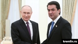 RussianРесей президенті Владимир Путин мен Тәжік президентінің ұлы Рустам Эмомали. Кремль, 28 мамыр 2025 жыл. 