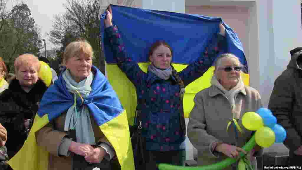 Мітинг проти російської окупації біля пам'ятника Тарасу Шевченку, Сімферополь, 9 березня 2014 року