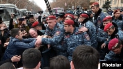 Ոստիկանները դուրս են բերում ցուցարարներին փողոցի երթևեկելի մասից, Երևան, 14 մարտի, 2019թ.