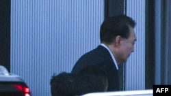 Președintele suspendat al Coreei de Sud, Yoon Suk Yeol, ajunge la sediul parchetul anticorupție din orașul Gwacheon. 15 ianuarie 2025.