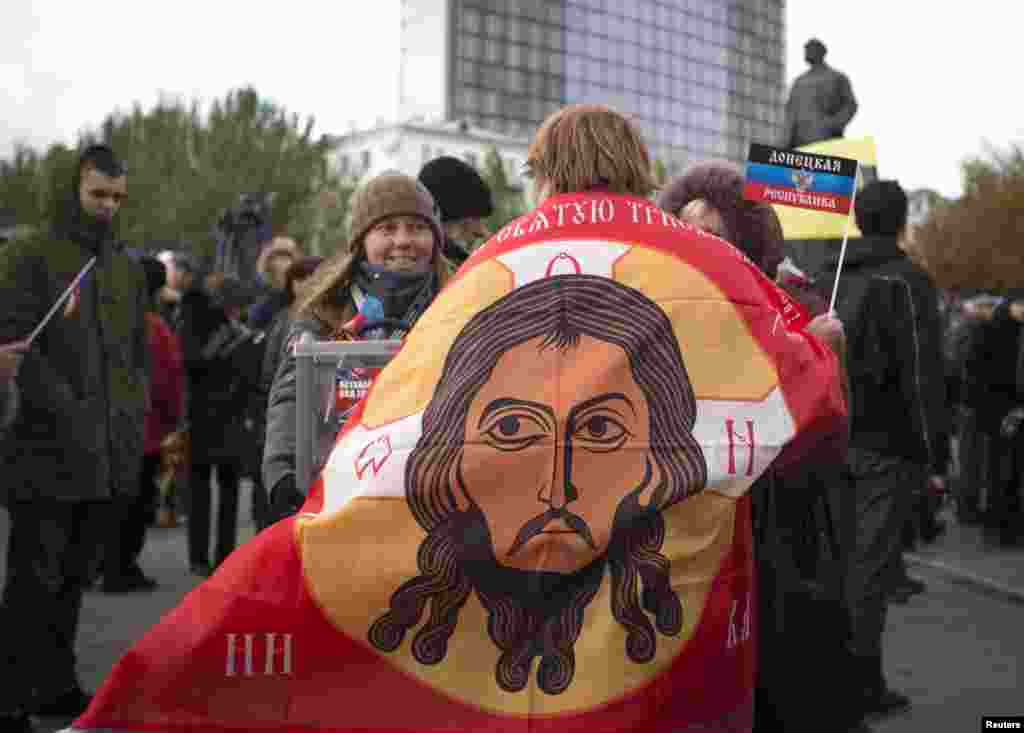 Женщина с православным флагом на митинге в поддержку сепаратистов. Донецк, 19 октября 2014 года.