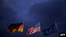Steagurile german, american şi al UE în deschiderea conferinţei de la München