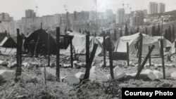 Krasnıy ray yerinde qırımtatarlarınıñ çadırlar meydanı. 1992 senesi