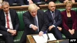 Boris Johnson, az Egyesült Királyság miniszterelnöke, felszólal a brit parlamentben 2019 október 19-én. 
