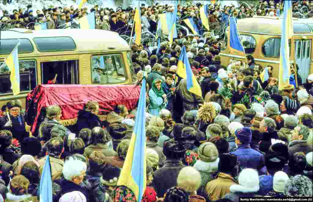 Тіла Василя Стуса, Юрія Литвина і Олекси Тихого поховали на 33-й ділянці Байкового кладовища в Києві, встановивши однакові дубові хрести. У березні 1990-го їх підпалили невідомі. Винних тоді не знайшли. Вже у 1993 році на могилах загиблих дисидентів з’явилися три козацькі хрести із сірого пісковику