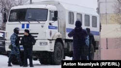 Підконтрольні Росії силовики під час обшуку в помешканні адвоката Еміля Курбедінова в Криму, 26 січня 2017 року