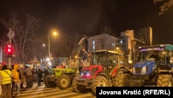 Studenți și alte persoane, unele pe tractoare, blochează un pod în Novi Sad, Serbia, pe 1 februarie.