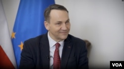 «Лавров приїжджає сюди, щоб брехати про (російське) вторгнення і про те, що Росія робить в Україні. І я не збираюся слухати цю брехню», – сказав Сікорський