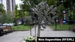 მემორიალზე, რომელიც დღეს დადგეს თბილისში, მოქანდაკეებმა ნიკოლო მელივამ და კორნელი რამიშვილმა იმუშავეს. 
