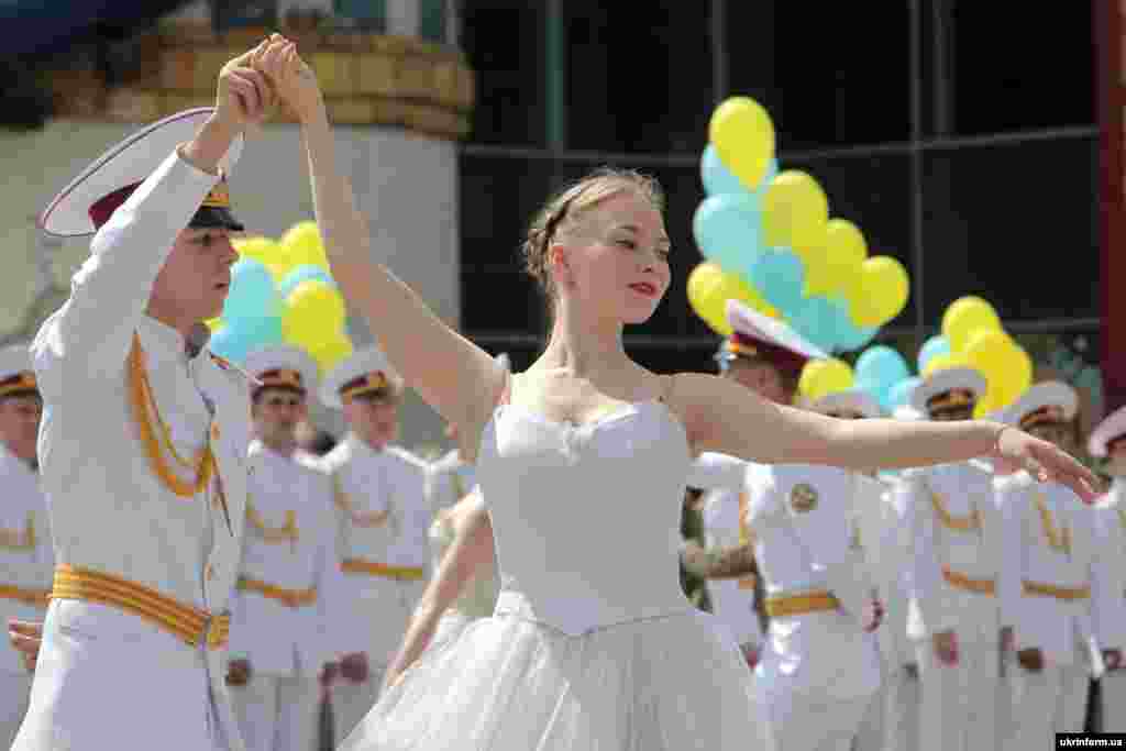 Випускники Державної гімназії-інтернату з посиленою військово-фізичною підготовкою «Кадетський корпус» під час урочистої церемонії випуску, Харків, 27 травня 2016 року. 