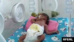 Новорожденный недоношенный ребенок в специальном боксе. Жансугурово, март 2009 года. 