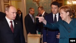 Орусия президенти В. Путин, немис канцлери Ангела Меркел жана Италиянын премьер-министри Маттео Ренци. Милан. 17-октябрь, 2014-жыл. 