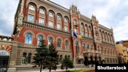 Раніше сьогодні Нацбанк скорегував офіційний курс гривні до долара США на 25%