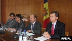 Melanie Merlott (BM), Valeriu Lazăr, ministrul economiei și Veaceslav Negruță, ministrul de finanțe