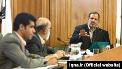 احمد مسجد جامعی، رئیس جدید شورای شهر تهران (راست) در حال صحبت با مهدی چمران رئیس پیشین شورای شهر.