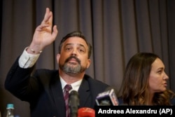 Matthew Jury (s) și Jillian Roth, reprezentanți legali din SUA și Marea Britanie ai presupuselor victime ale lui Andrew Tate susțin o conferință de presă pentru a anunța o poziție comună împotriva hărțuirii și intimidării lui Tate și a adepților săi, București, 5 octombrie 2023.