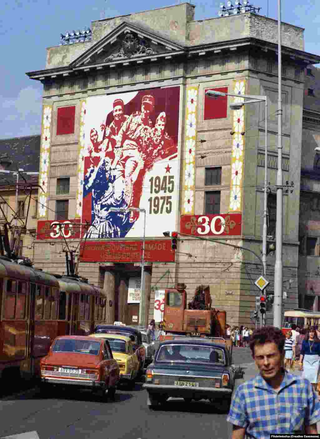 На фото 1975 року зображений банер на будівлі театру &laquo;Гіберна&raquo;, присвячений 30-річчю входження радянських військ до Праги під час Другої світової війни