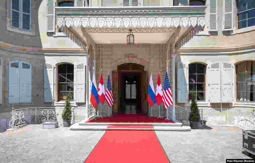 Прапори США, Росії та Швейцарії біля входу у віллу «Ла Гранж», на березі Женевського озера