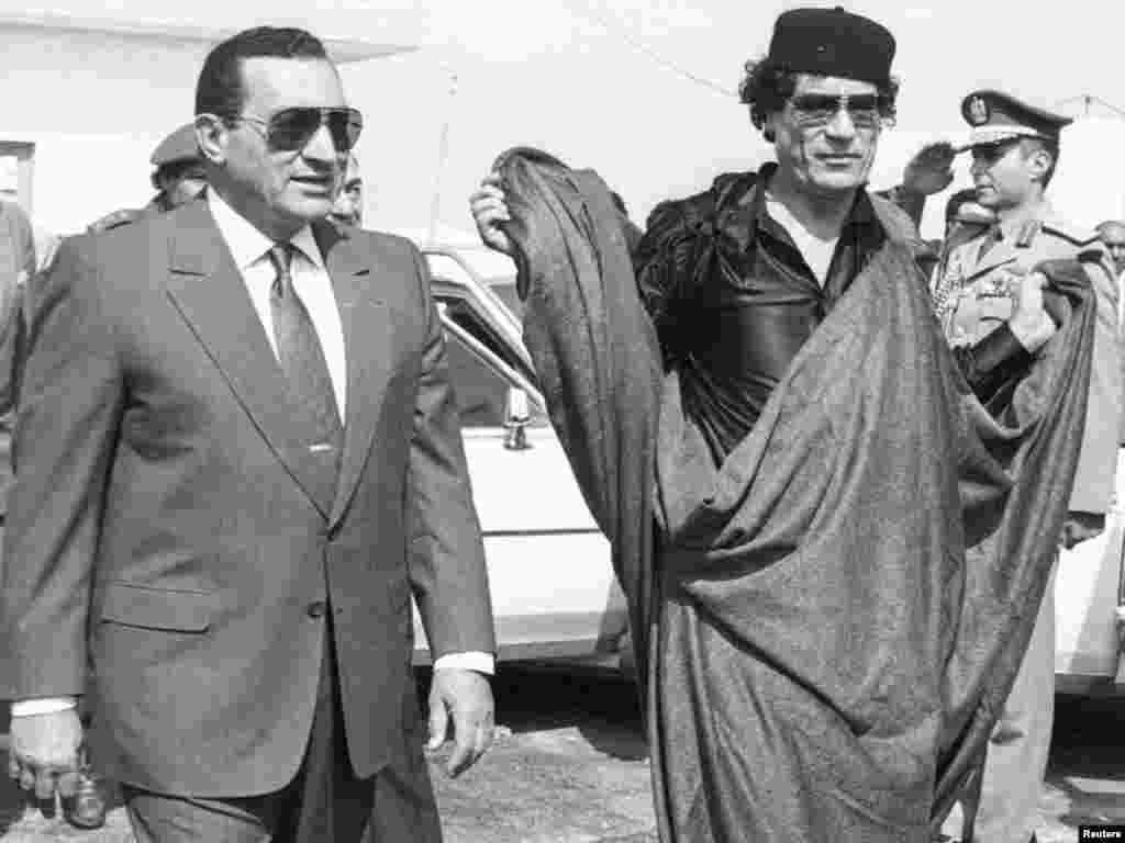۱۹۸۹/ با معمر قذافی، رهبر دهههای اخیر لیبی - در میان رهبران عرب معمر قذافی با بیش از ۴۰ سال حاکمیت بلامنازع رکوردار در دست داشتن قدرت است