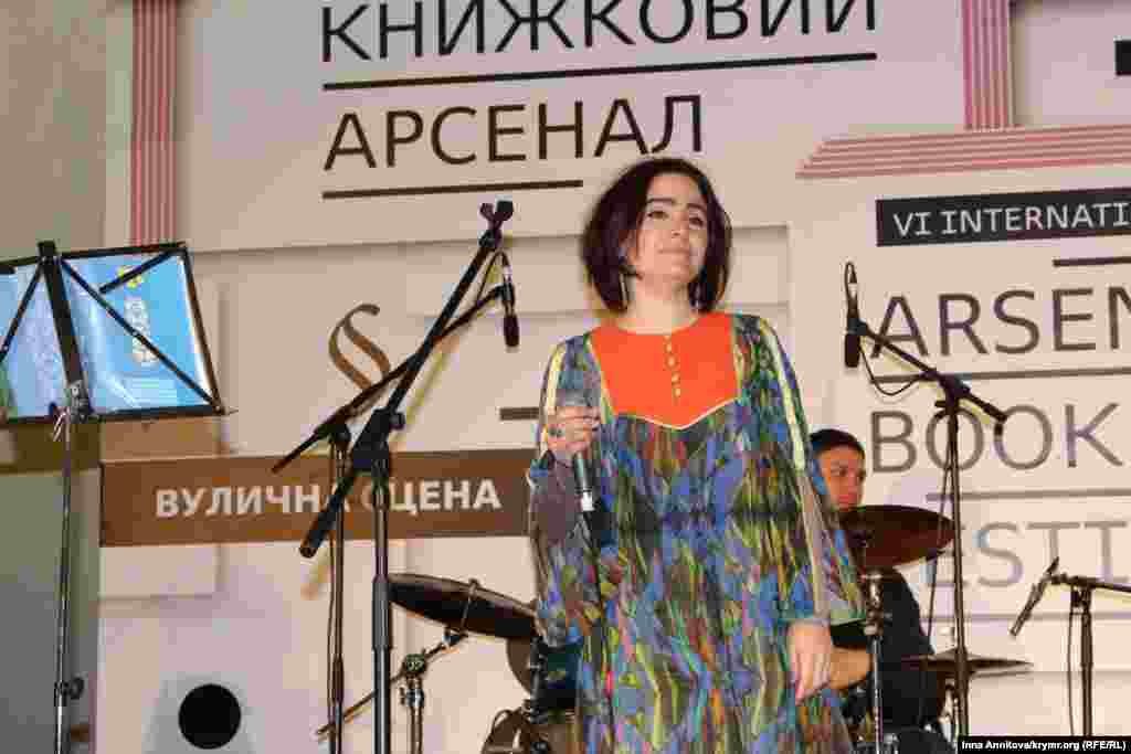 Как рассказали в первый день фестиваля организаторы «Книжного Арсенала», в Украине чувствуется повышенный интерес к крымскотатарскому искусству
