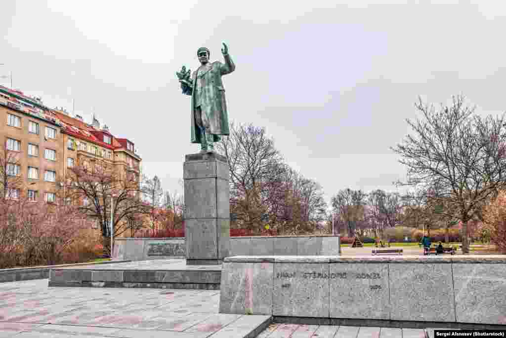 Фотографія пам&rsquo;ятника радянському воєначальнику Івану Конєву, одному з генералів Червоної армії, який у травні 1945 року ввів радянські війська в окуповану нацистами Прагу. Стосовно того, чи місце цьому пам&#39;ятнику у Празі, велися дискусії, здебільшого через пізнішу роль Конєва у придушенні Угорської революції 1956 року. Пам&#39;ятник неодноразово зазнавав актів вандалізму. У квітні 2020 року пам&#39;ятник демонтували&nbsp;