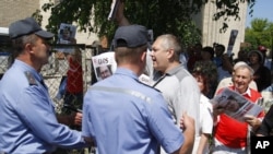 Žurnalist Andrzeý Poçobutonyň tarapdarlary suduň jaýynyň daşynda, Grodno, 14-nji iýun. 